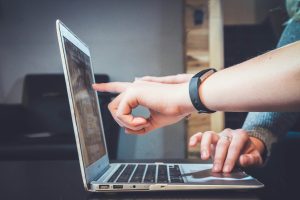 Pantalla de ordenador con el panel de actualizaciones de una web pendiente de revisar — Mister Mikel
